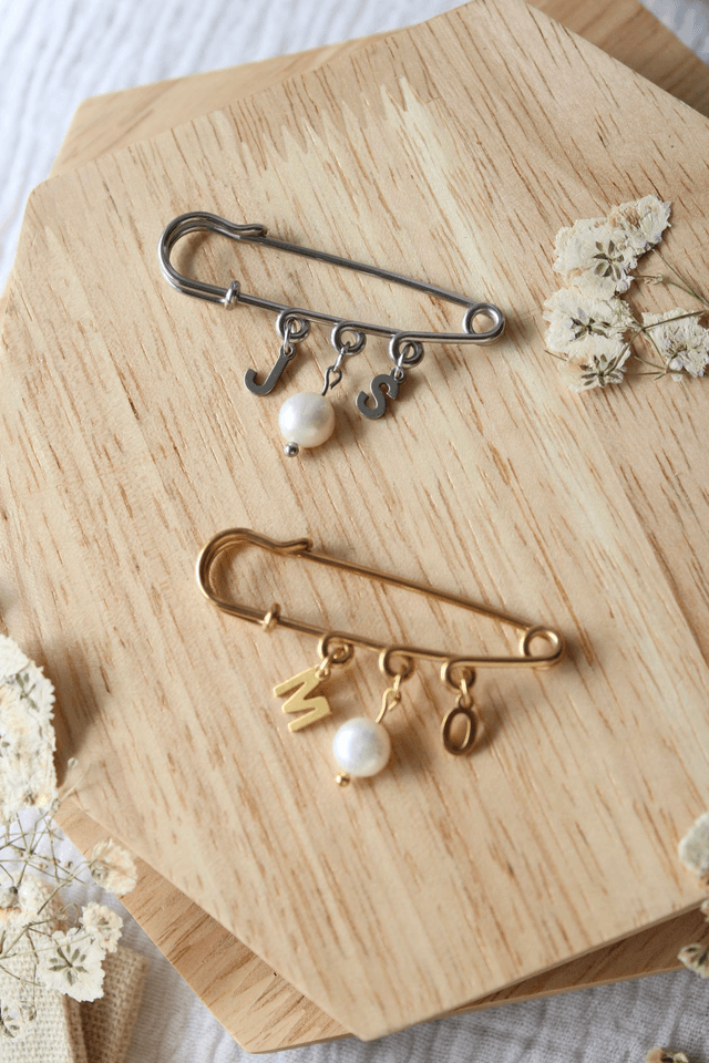 Broche personnalisée - Perle et lettres 