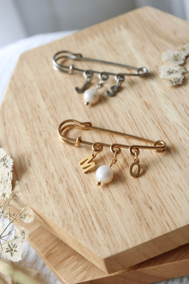 Broche personnalisée - Perle et lettres 