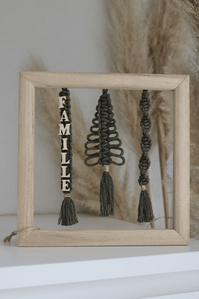 Cadre en macramé petit format famille kaki 