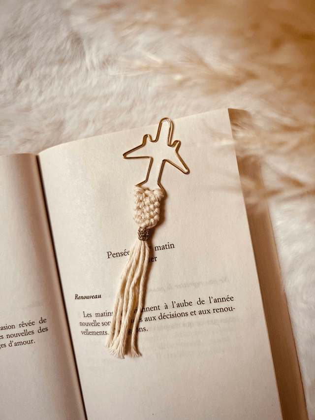 Marque-page en macramé avion